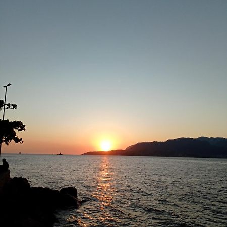 Suite Pe Na Areia- Espaco Independente Na Praia Do Curral Com Localizacao Privilegiada - Simplicidade E Comodidade Com O Por Do Sol Mais Lindo De Ilhabela - Melhor Custo Beneficio Para Ate 4 Pessoas , Na Av Jose Pacheco Do Nascimento Nº 7682 Екстериор снимка
